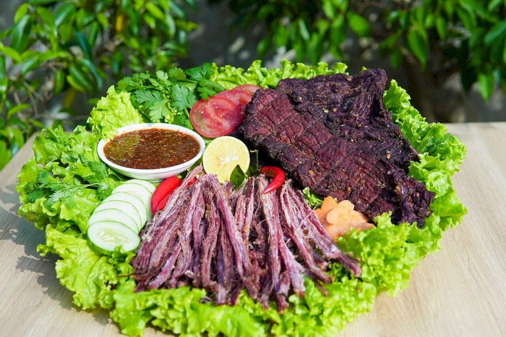 When eaten, this dish must be processed again by grilling on a charcoal stove or steaming